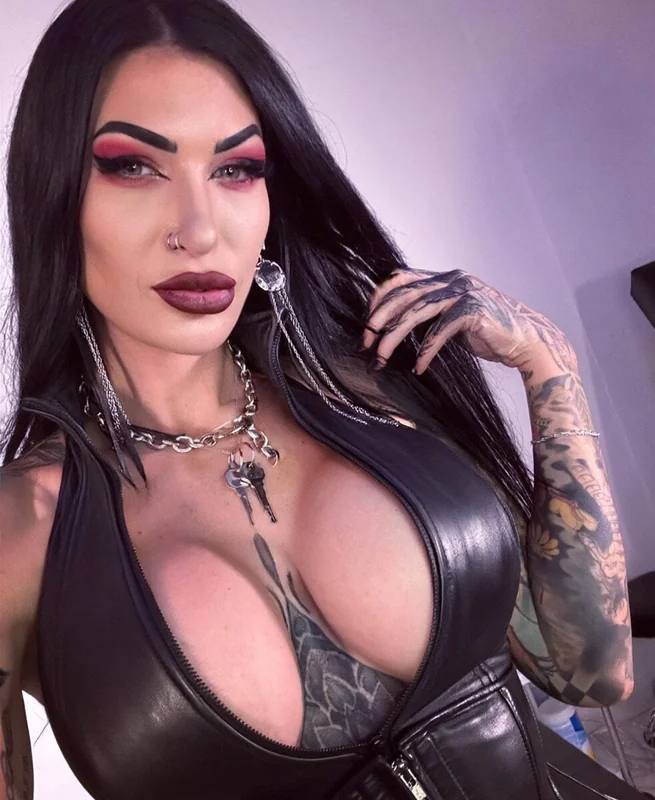 Mistress Damazonia OnlyFans Dominatrix