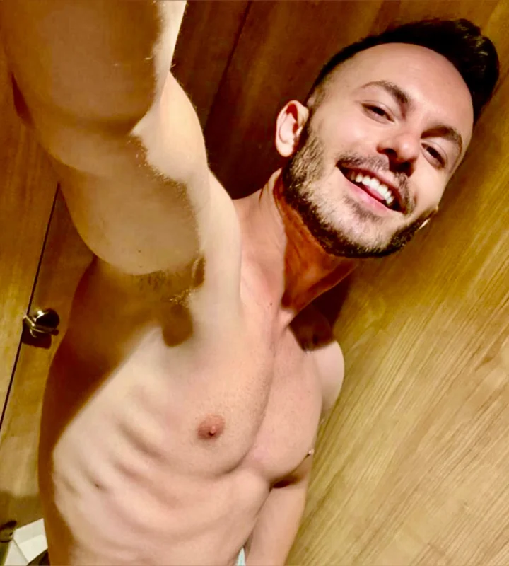 DEREK QUARTZ OnlyFans creator with engaging content
