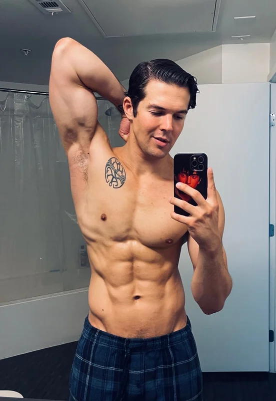 Daturakilos OnlyFans flexing content creator