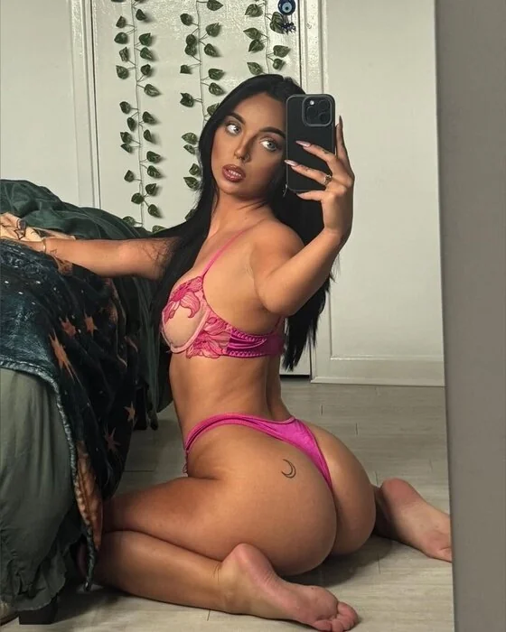 Demi OnlyFans Essex girl with engaging content