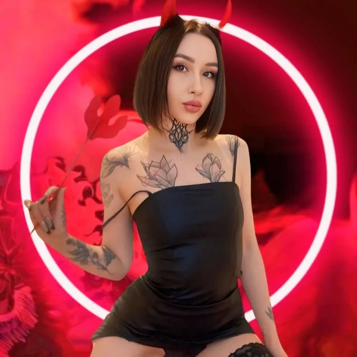 Devil Wave๐ OnlyFans tattooed brunette creator