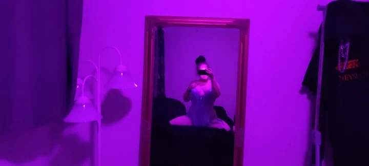 Dinley OnlyFans tattooed goth girl