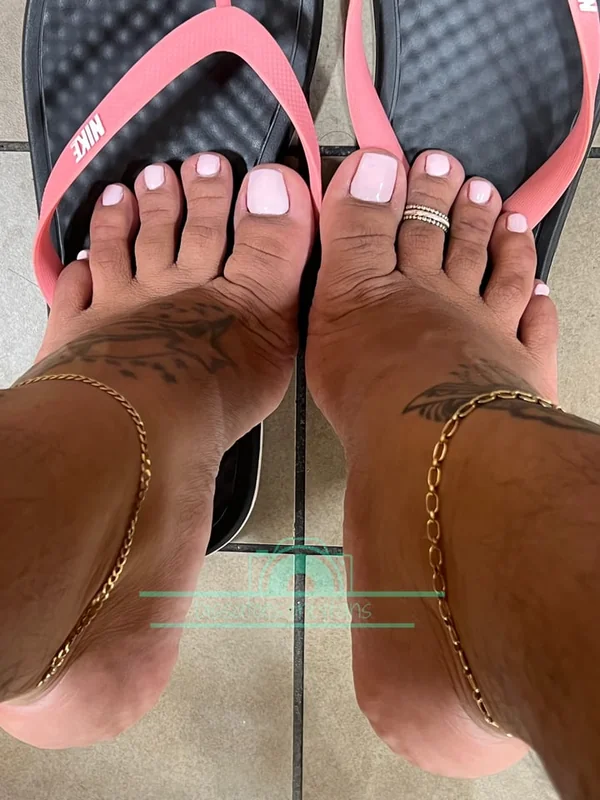 Dissatoes OnlyFans Creator with pretty big feet