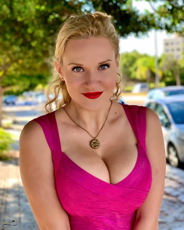 Dolly Fox OnlyFans creator with engaging content
