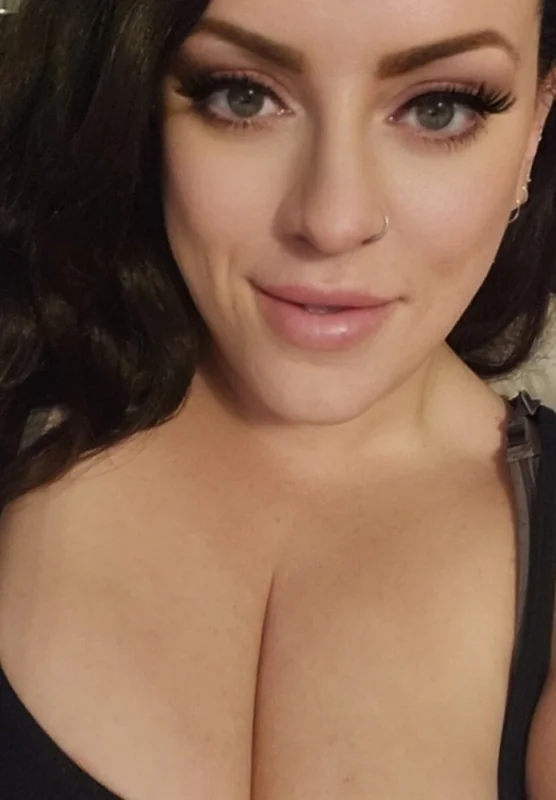 The Garden of Eden-x OnlyFans creator with seductive content