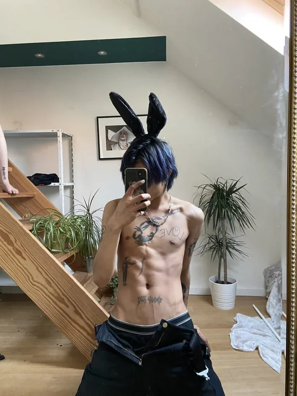 Edgyaksen OnlyFans blue-haired anime creator