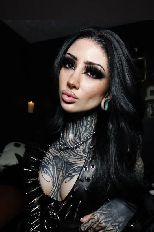 GEMINI OnlyFans goth pierced tattooed creator