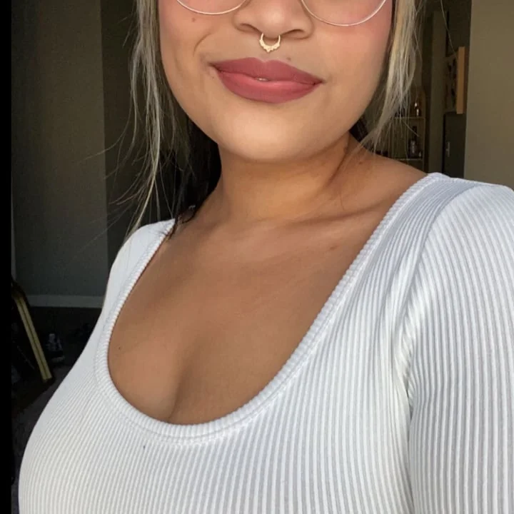 Ellie OnlyFans stoner babe