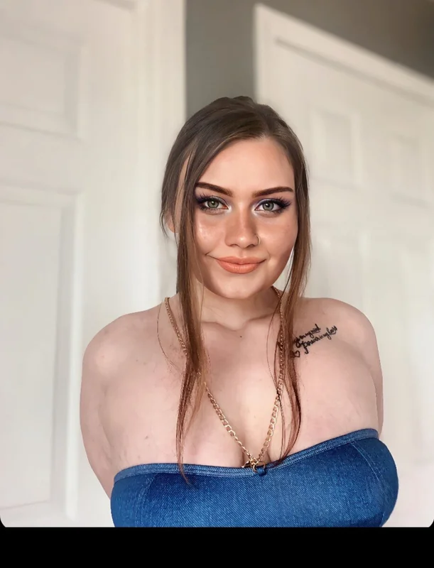 electrareigns OnlyFans creator with engaging content