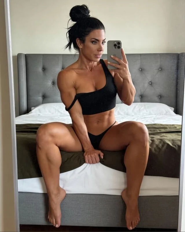 Elena Fox Muscle Mommy on OnlyFans showcasing fitness
