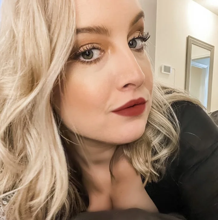 Elizabeth Castravet OnlyFans profile with enticing content.