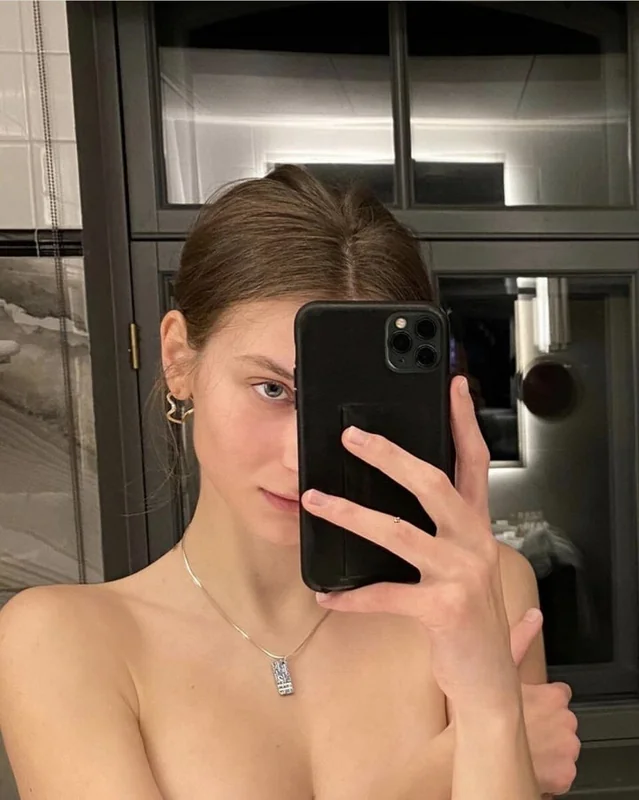 Elizabetzauere OnlyFans Model and Content Creator