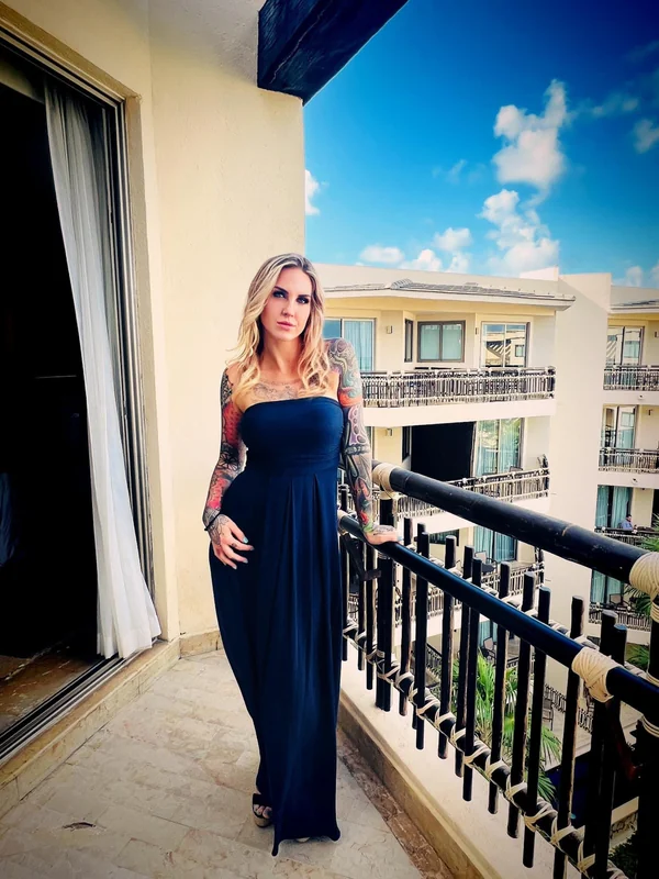 Ella Barnett OnlyFans tattooed blonde creator