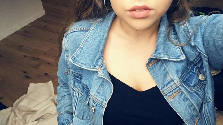 Ellemolyneuxx OnlyFans creator offering custom content