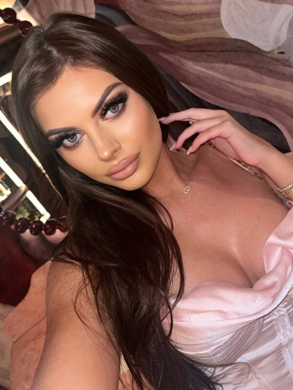 ellenelizabethx OnlyFans exclusive content creator