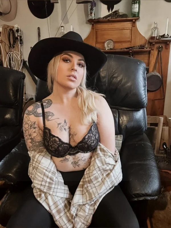 Ella Rae OnlyFans blonde tattooed creator