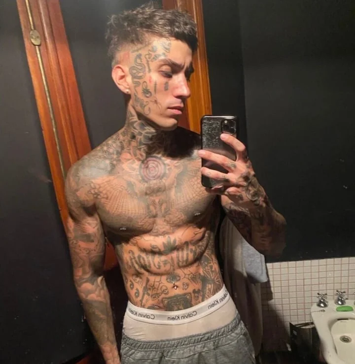 Eloyriverax OnlyFans creator with exclusive content