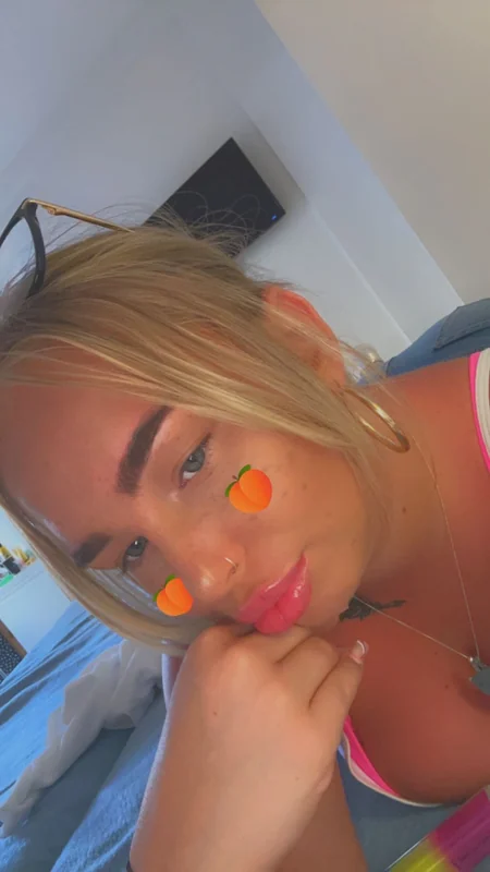 Em120406 OnlyFans creator with tattoos and blonde hair.