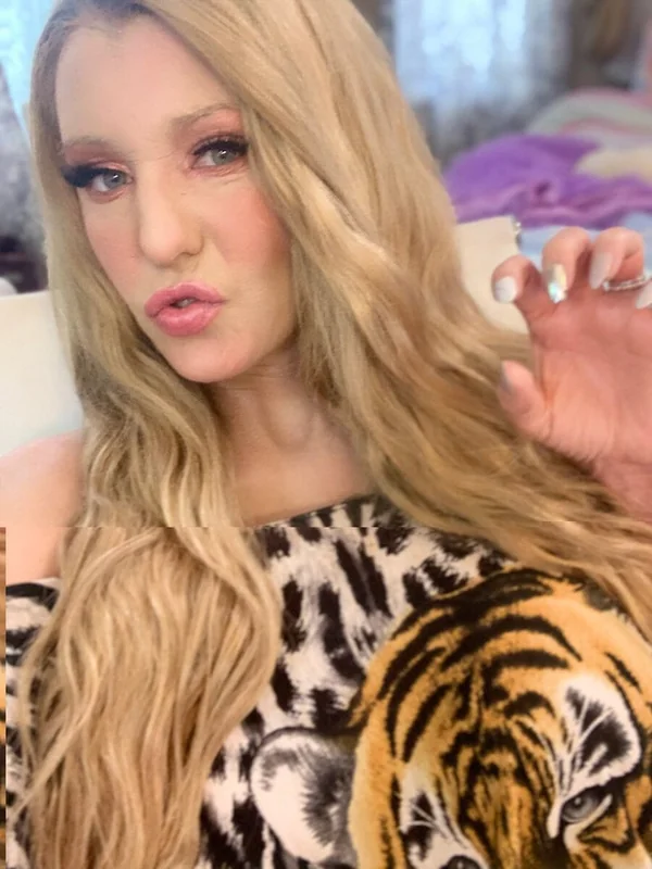 Emberreigns OnlyFans blonde adult content creator