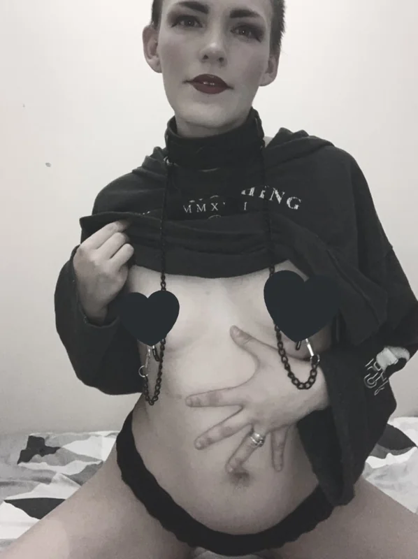 Emeraldprincee OnlyFans creator with solo content