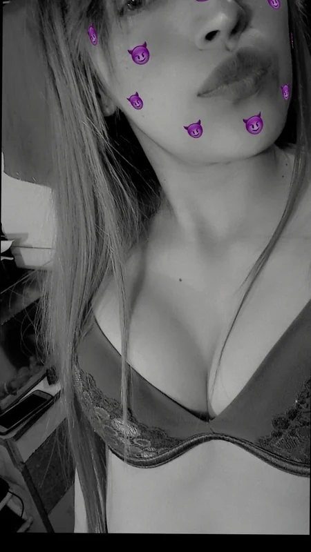 Emily_R.G OnlyFans profile with engaging photos