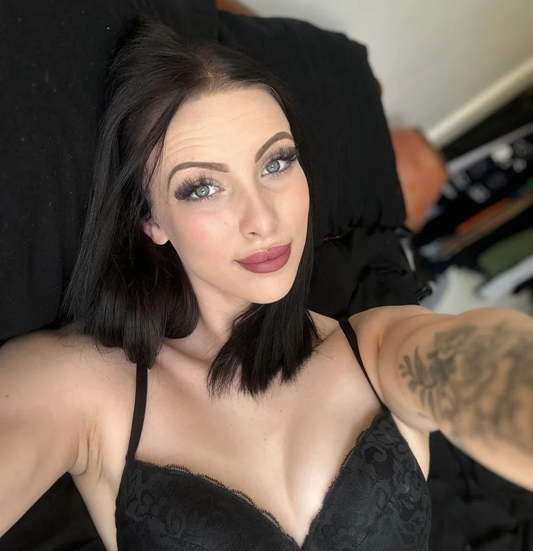 Emily 🖤👀 on OnlyFans - travel obsessed gym girl