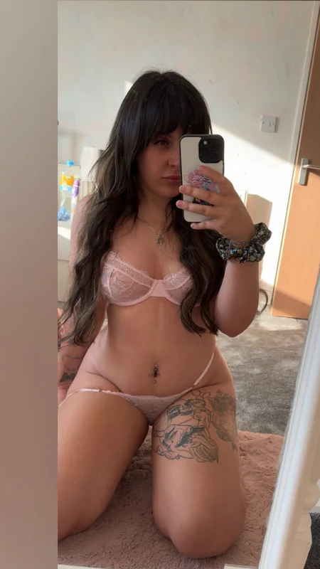 Emilyvictoria98 OnlyFans creator with engaging content.