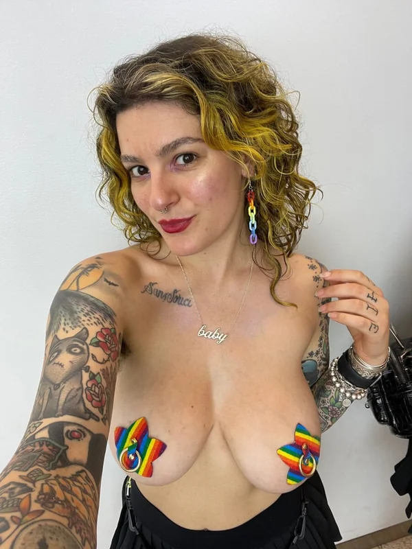 Emmmybaby OnlyFans creator showcasing solo play