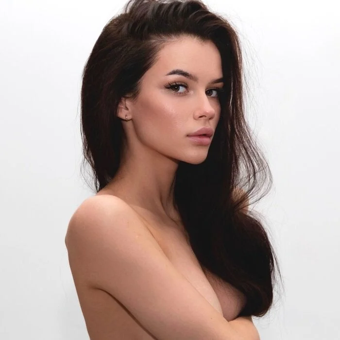 Eva Ivory OnlyFans profile with natural energy