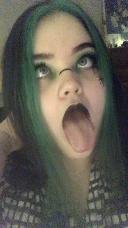 Ash on OnlyFans chubby goth girl