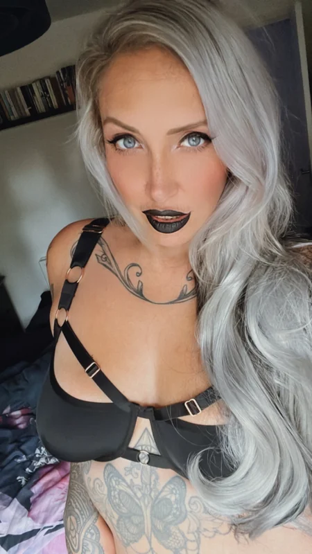 Foxy Hart OnlyFans curvy tattooed creator