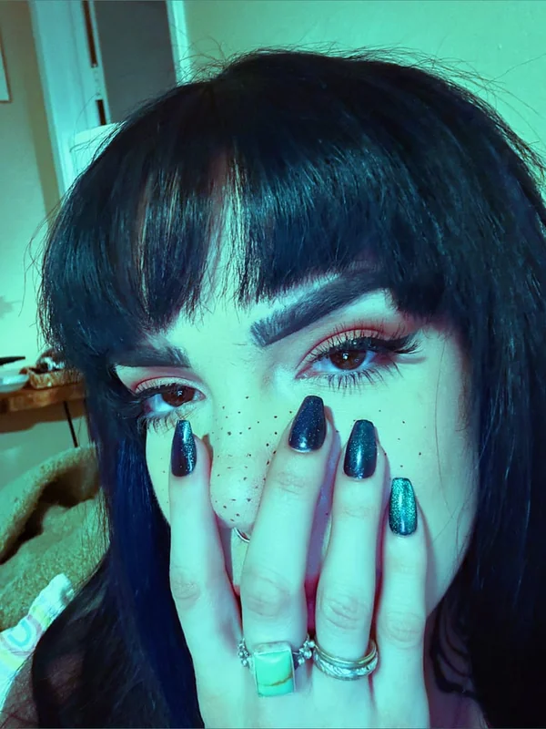 Frida >,< OnlyFans creator with black hair