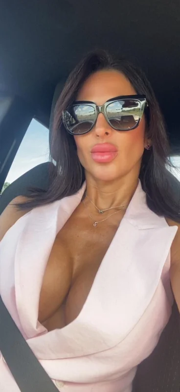 Gena OnlyFans creator showcasing her athletic muscles