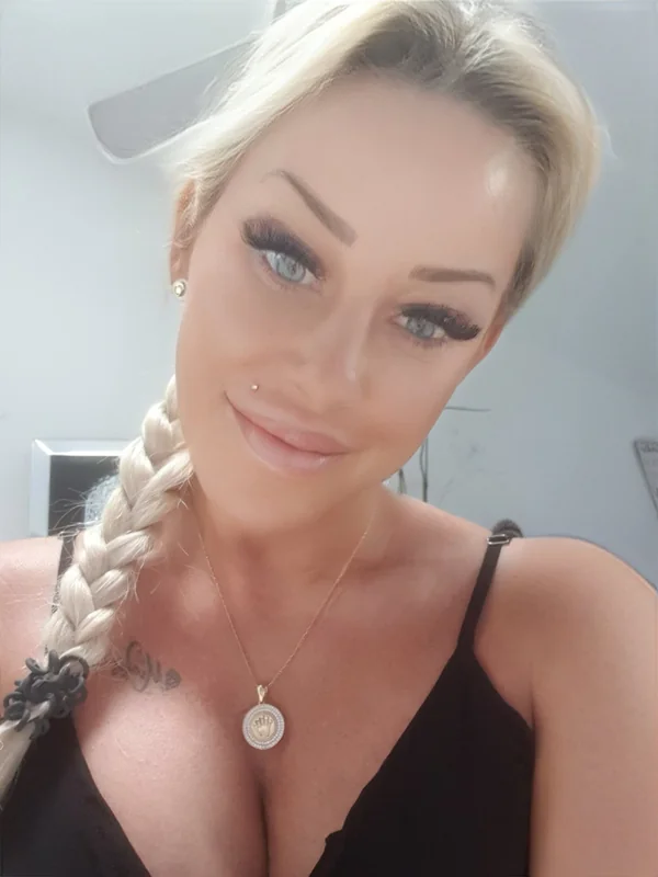 Sarah OnlyFans creator with exclusive content