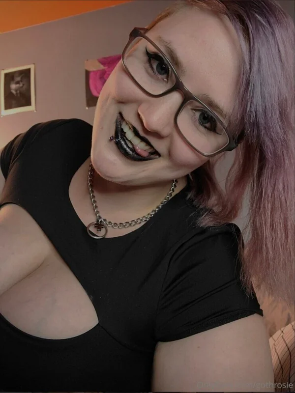 Your Kinky Goth Girlfriend OnlyFans creator with solo content