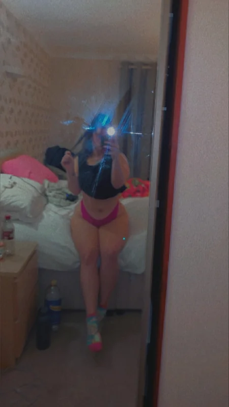 L OnlyFans creator with green eyes
