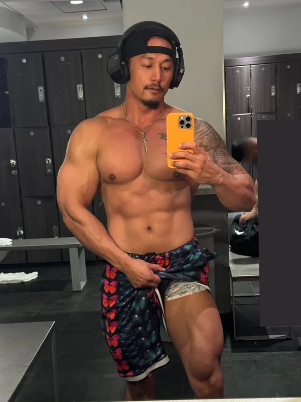 Han Cross OnlyFans creator profile