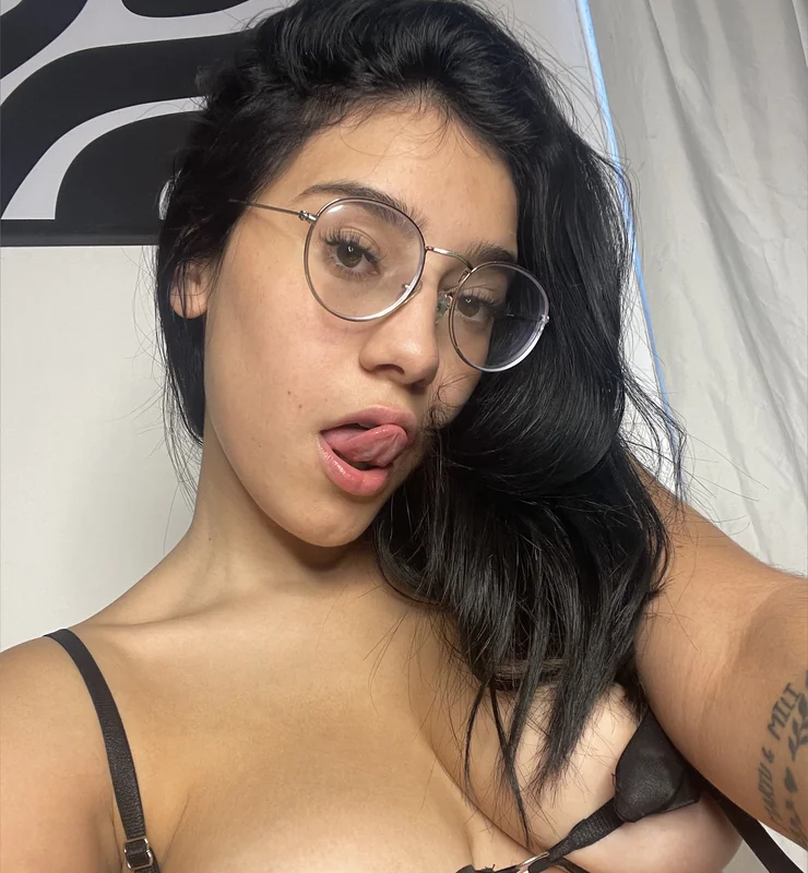 Hanna OnlyFans College Student sharing fantasies