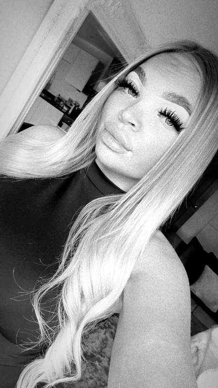 Hollyxfryx2000 OnlyFans profile with exclusive content.