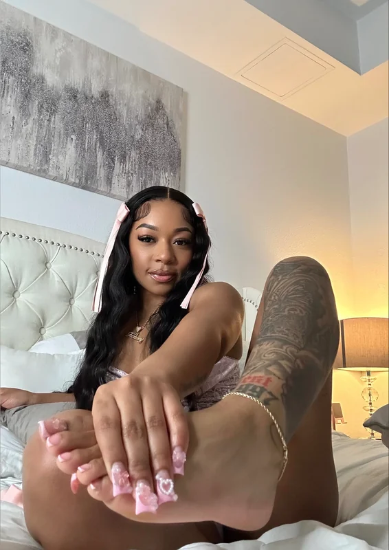 Honeey OnlyFans tattooed feet creator