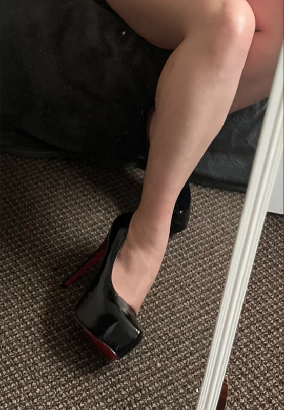 Housewife Kay OnlyFans curvy creator