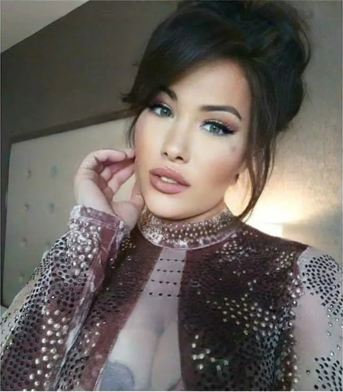 π· Hungry lil π± OnlyFans profile with a curvy body