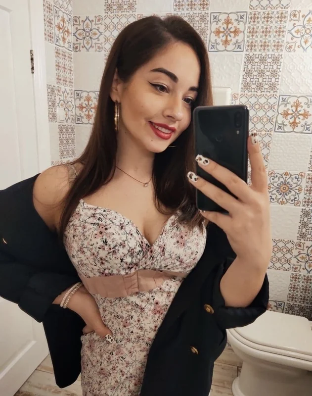 Inimitablesara OnlyFans creator with big real tits