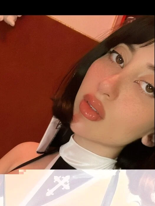 Petite OnlyFans creator with exclusive content