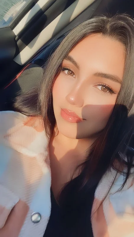Isabella OnlyFans creator with enticing content