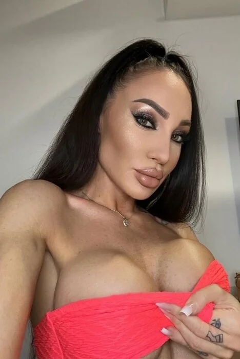 Isabella Black OnlyFans sexy and adventurous