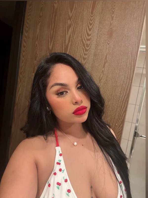 Dariana mp OnlyFans creator with copyright material
