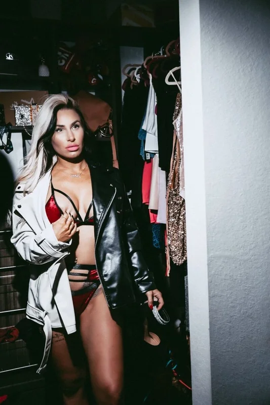 Itskruella OnlyFans profile MILF content