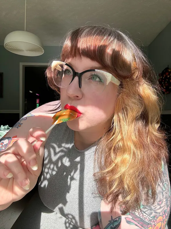 Itshollydaniels OnlyFans creator with creative flair