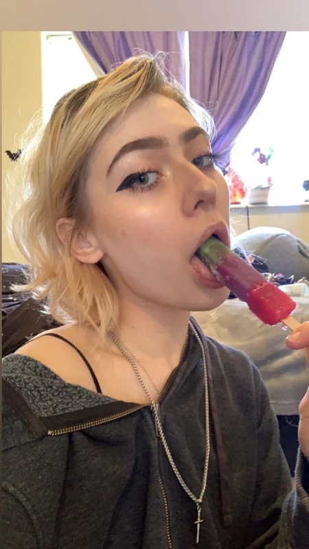 itty_bitty_batty OnlyFans blonde creator